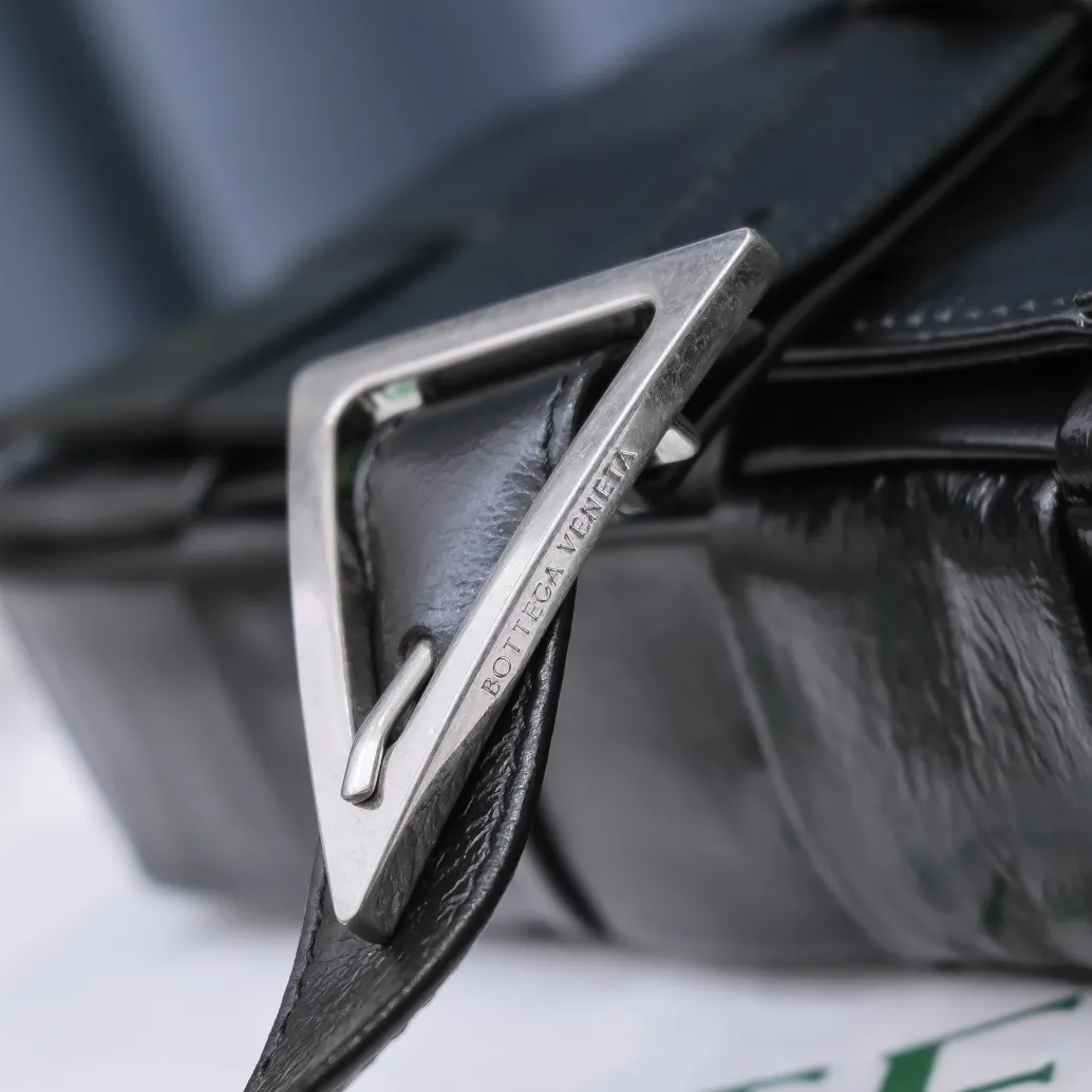 Batch 1460 𝒃𝒐𝒕𝒕𝒆𝒈𝒂 𝒗𝒆𝒏𝒆𝒕𝒂-New style 𝒄𝒂𝒔𝒔𝒆𝒕𝒕𝒆 The new cassette is really for both men and women 🉑️, the leather surface is changed from lamb to waxed calfskin, the gloss is 💯, the shoulder straps are matched with classic triangle elements, exquisite and fashionable, a street photography artifact (ps: super practical‼️) 🌈Only the highest-end in the market, welcome to compare Size: 23*15*5cm.     Model: 6687# oil wax leather